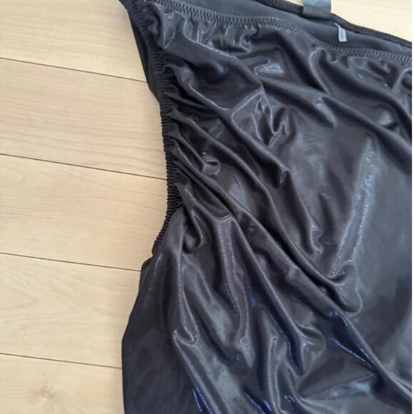 Elegant and sculptural Norma Kamali strapless maxi dress in glossy black - Picture 7 of 8